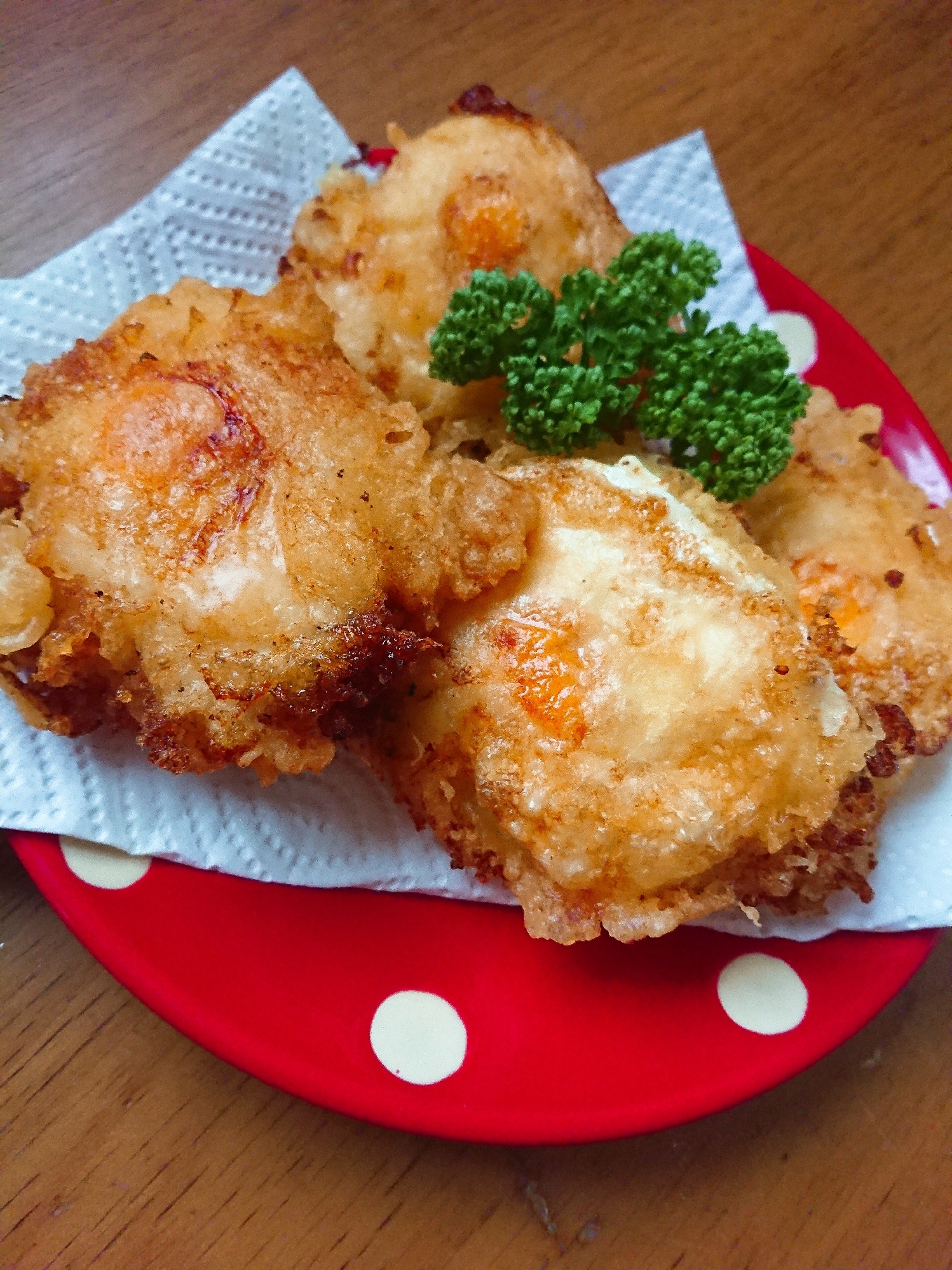 赤い丸皿に盛り付けた冷凍たまごのもっちり天ぷら