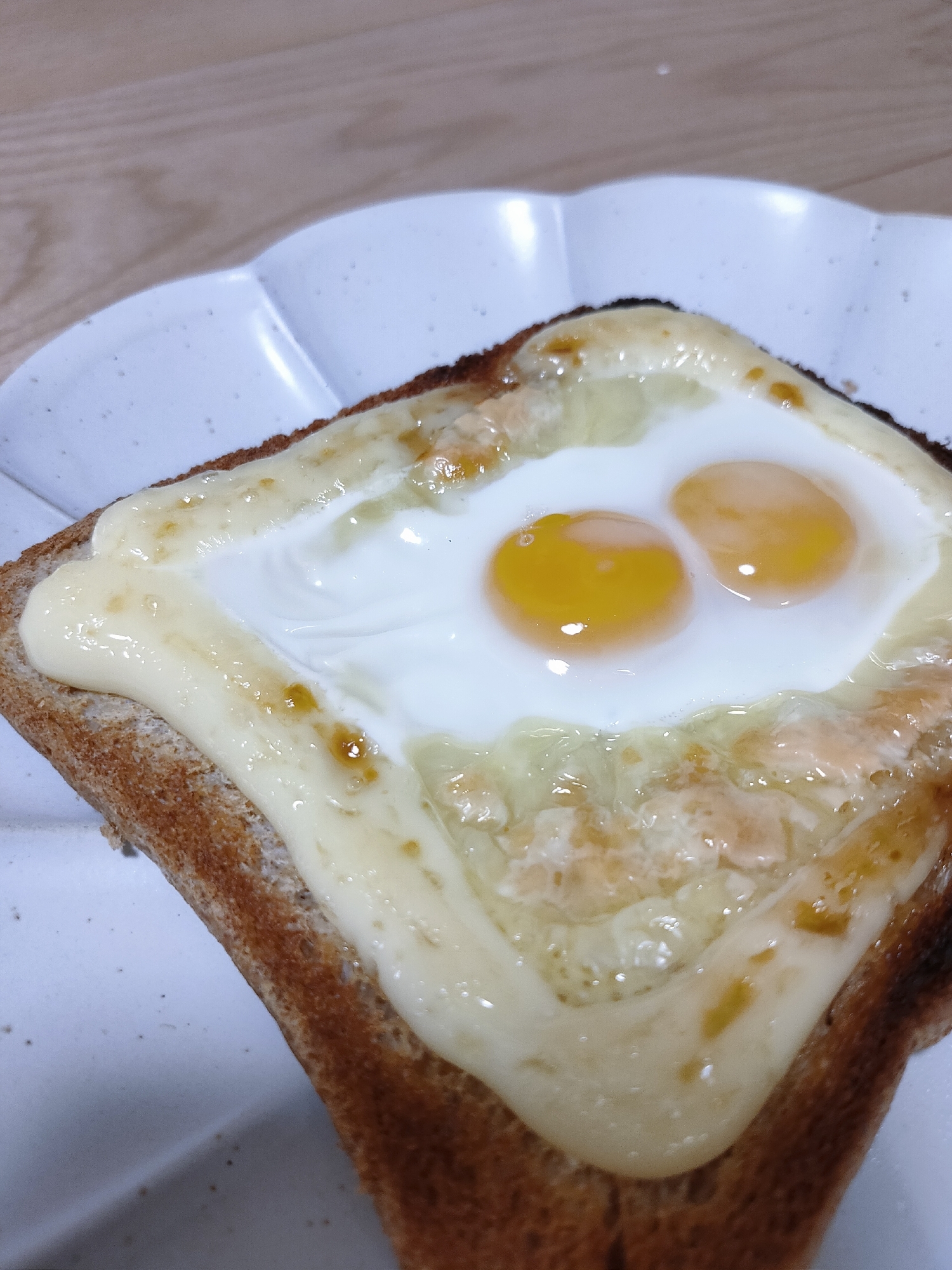 半熟うずらの卵でトースト