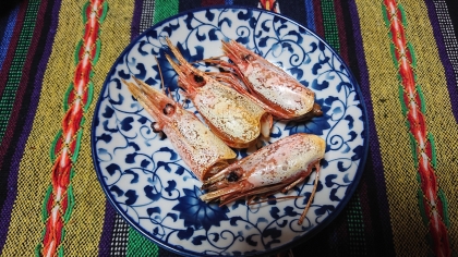 甘エビの頭をカリッと・・・食べちゃう♪