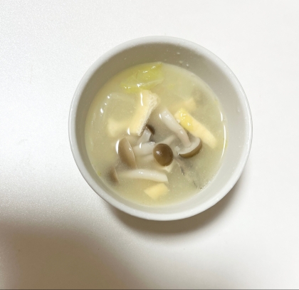 白菜としめじと油揚げのお味噌汁