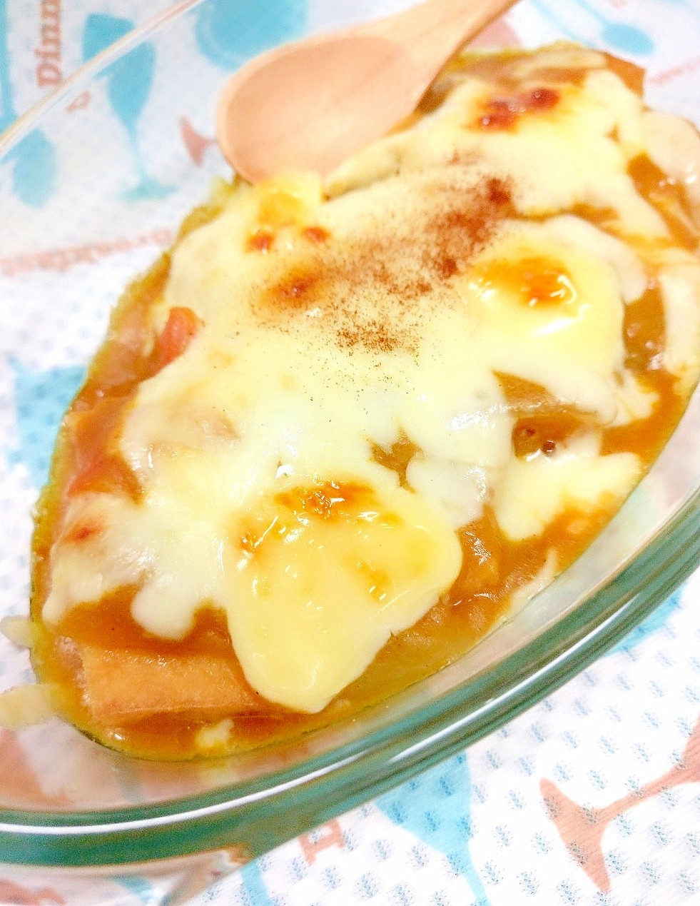 耐熱皿に入った厚揚げのカレーチーズ焼き