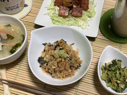 おツマにつきご飯なしでスミマセ。でもねおくやマんさん、納豆で飲むの好きなんですよ今日は幸い？ナットルギーの家族いないナイト。香りいっぱい乾物にわさび、最高ですゴ