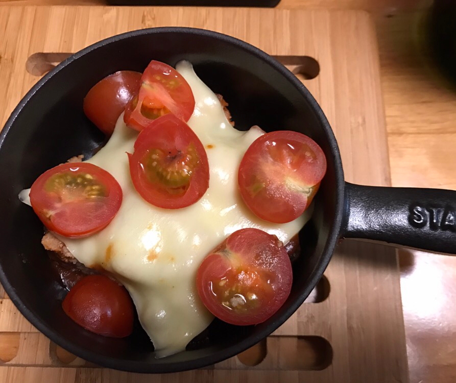 ハンバーグとミニトマトのチーズ焼き