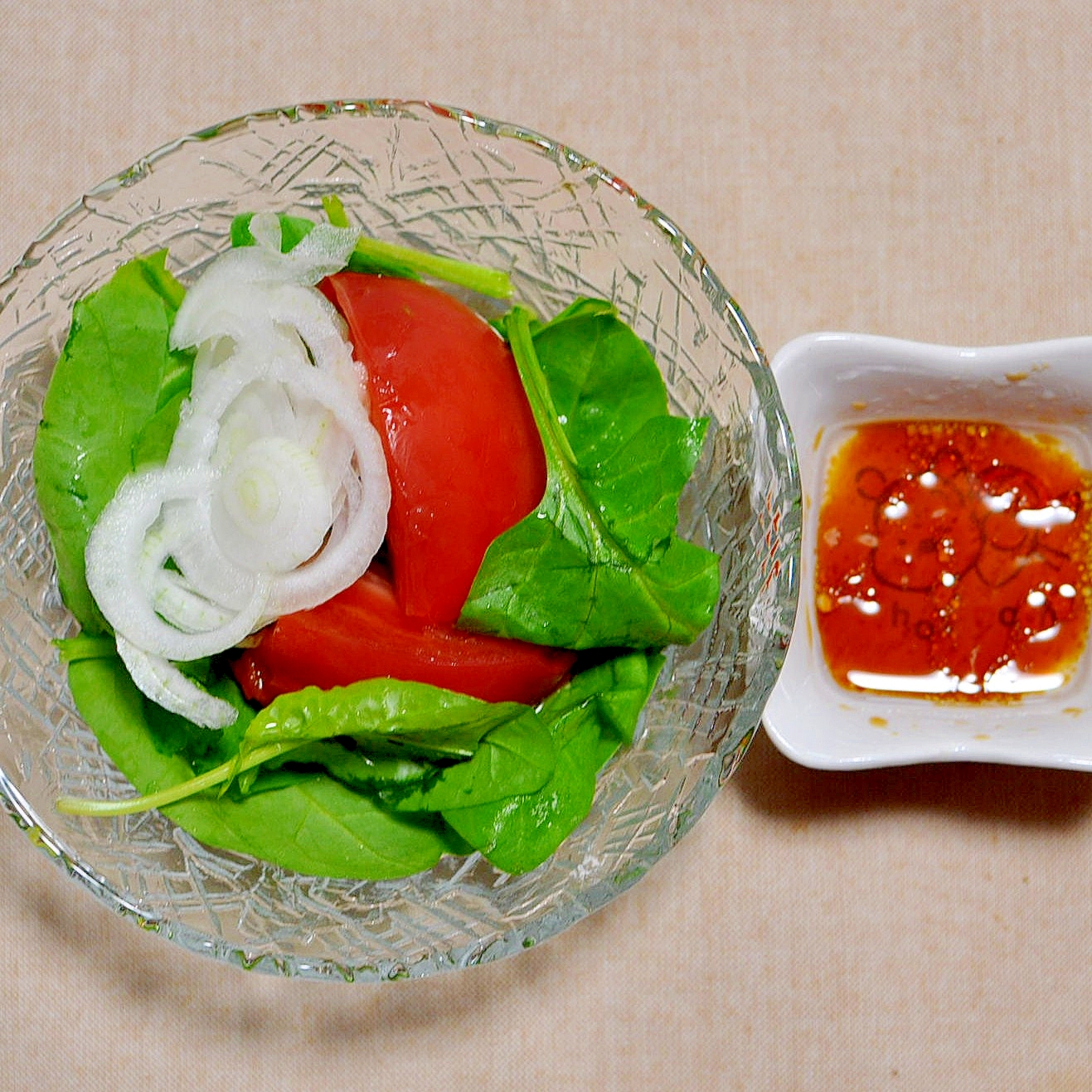 サラダほうれん草とトマトとオニオンスライスのサラダ