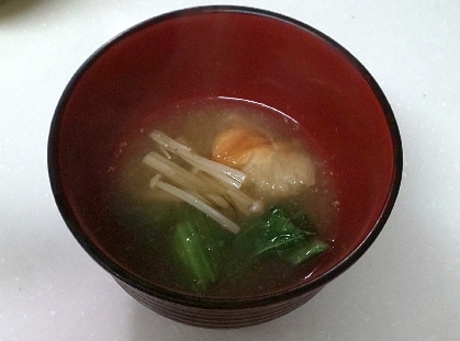 今日はこちら✨小松菜とえのき、麩で、温かいおいしいお味噌汁いただきました☘️最初えのき忘れちゃって実は2回目です♥️でもおいしいから何度も作りたいお味噌汁です♡
