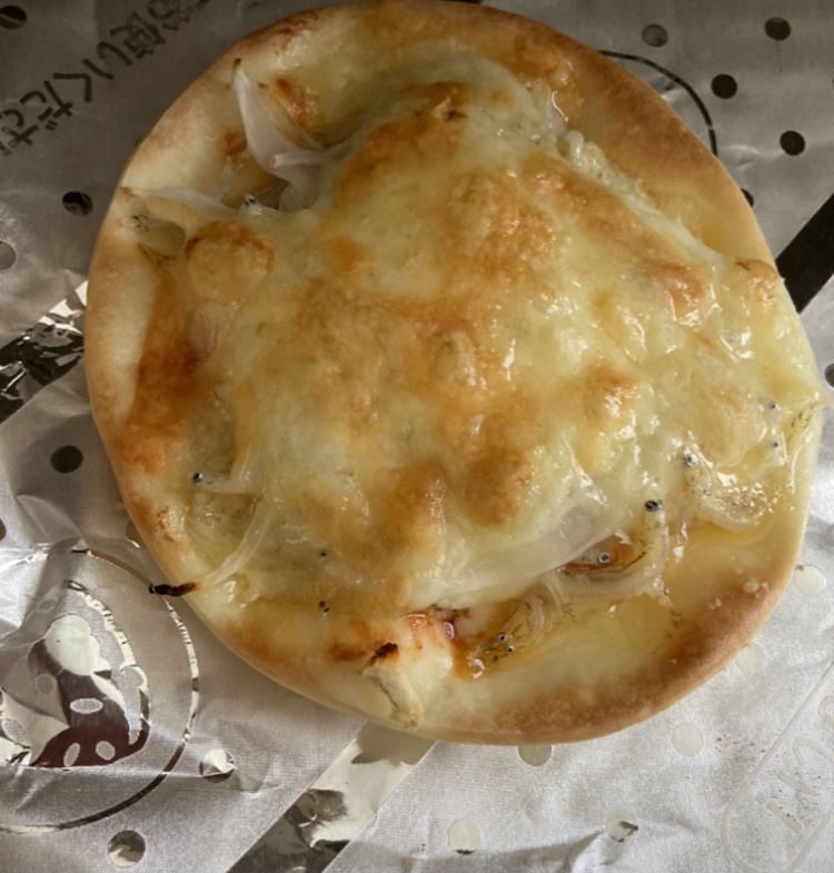餃子の皮でしらすと新玉ねぎのピザ