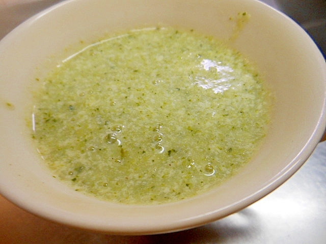 ブロッコリーと茎で豆乳スープ