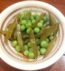 春だから！グリーンピースと茎わかめの翡翠煮