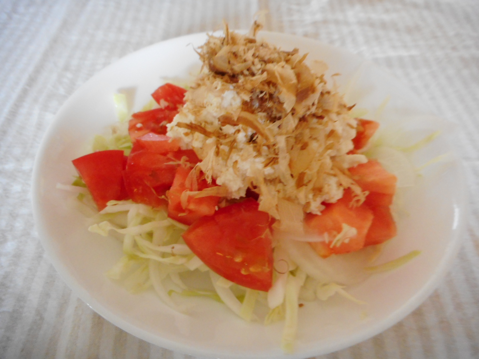 キャベツとトマトと塩麹豆腐のサラダ