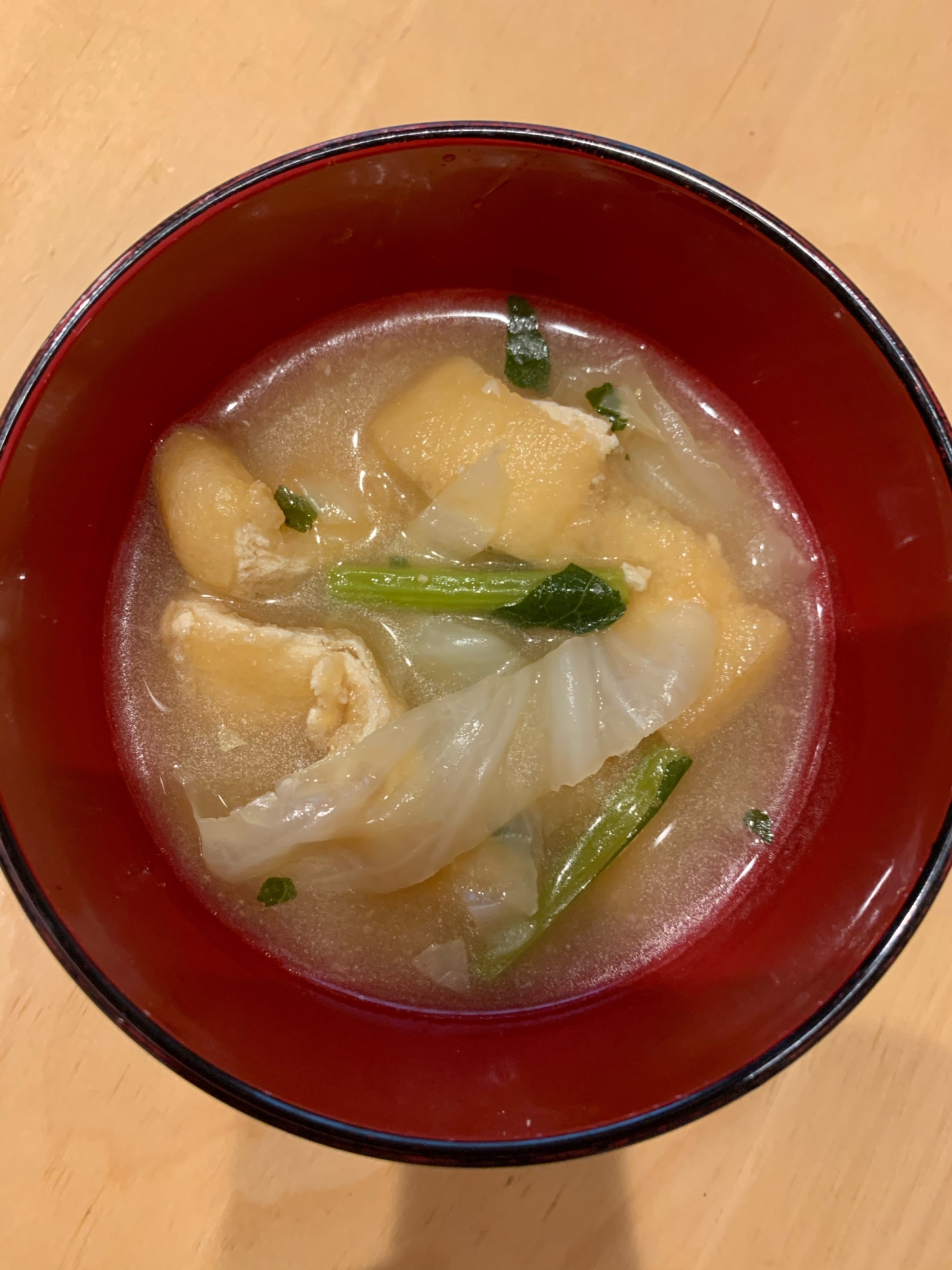 キャベツと油揚げの味噌汁