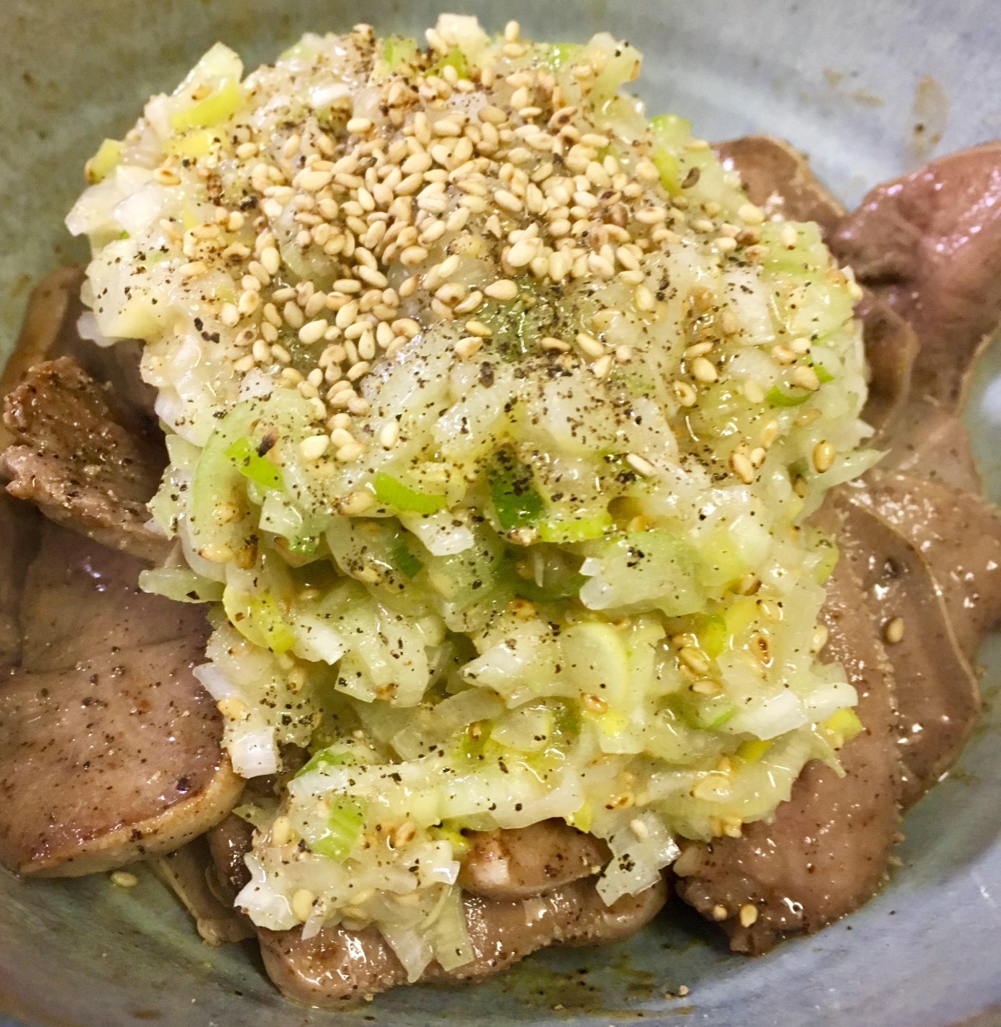 我が家で焼肉屋の味⁉︎ネギまみれ豚タン炒め！