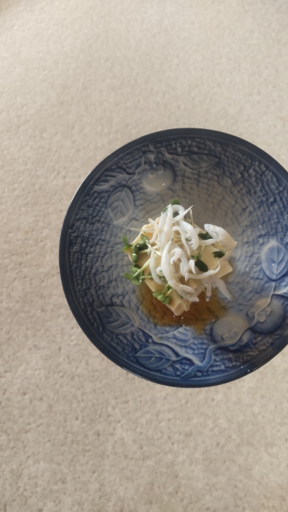 冷奴アレンジ スプラウトしらす玉ねぎスライスのせて