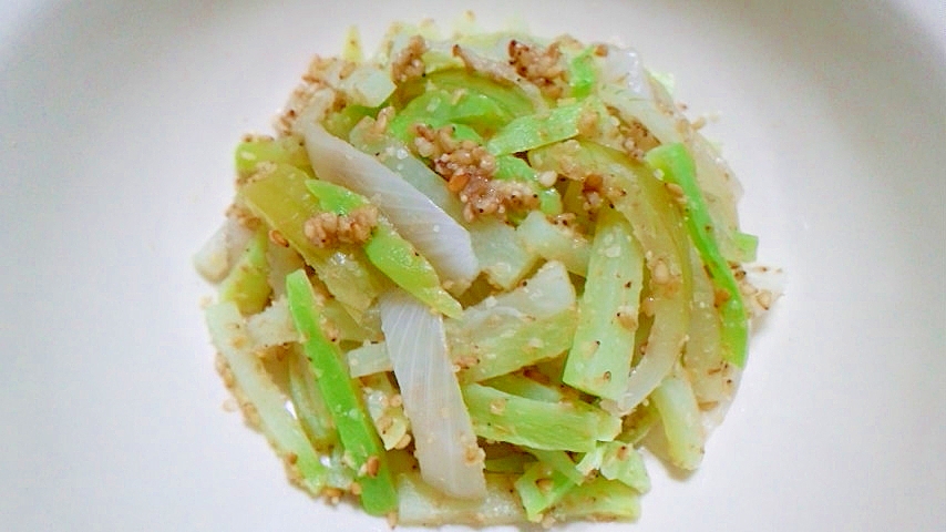 ハヤトウリと玉葱の胡麻塩サラダ