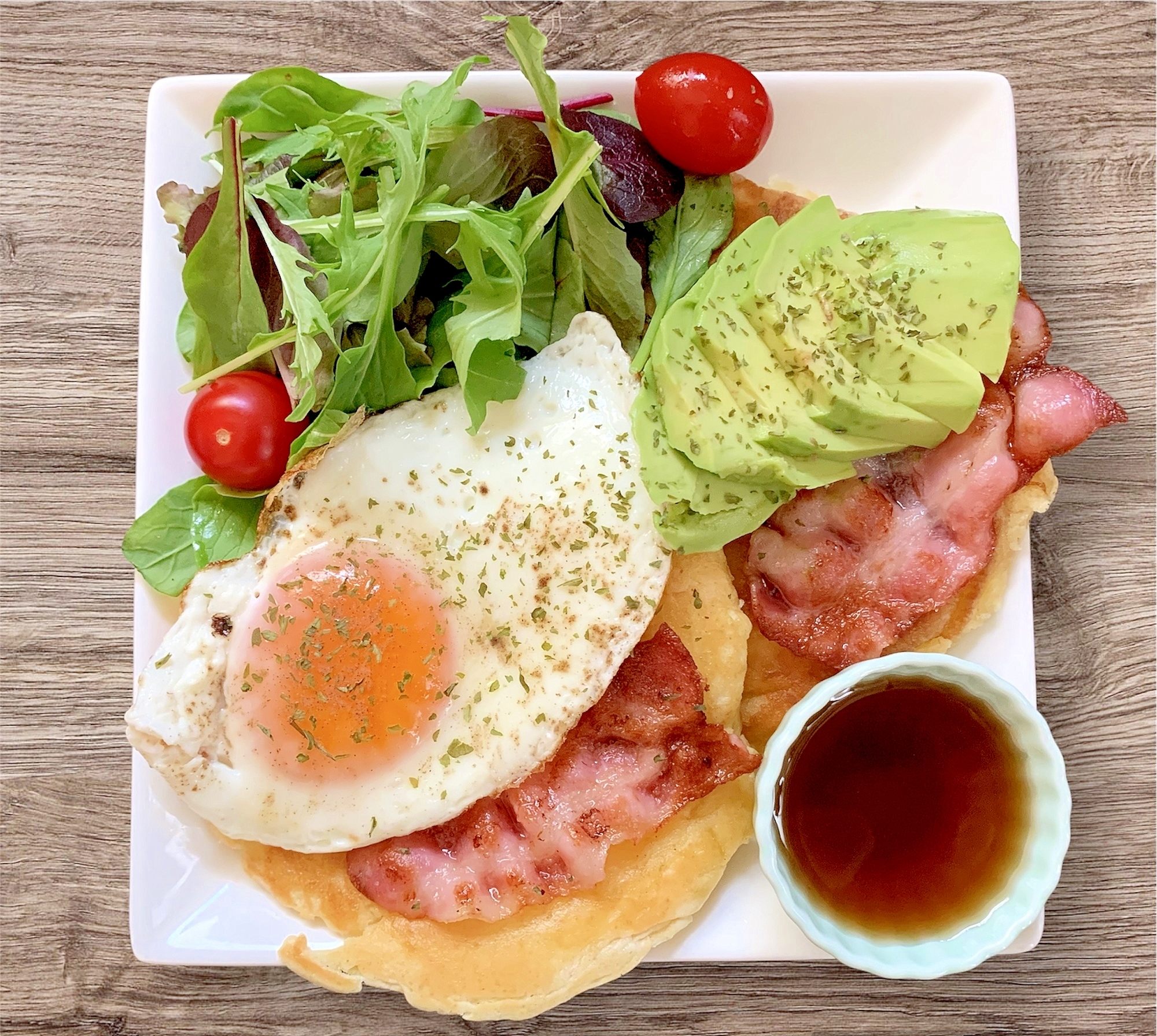 キャンプで朝ごはん！アボカドエッグパンケーキ