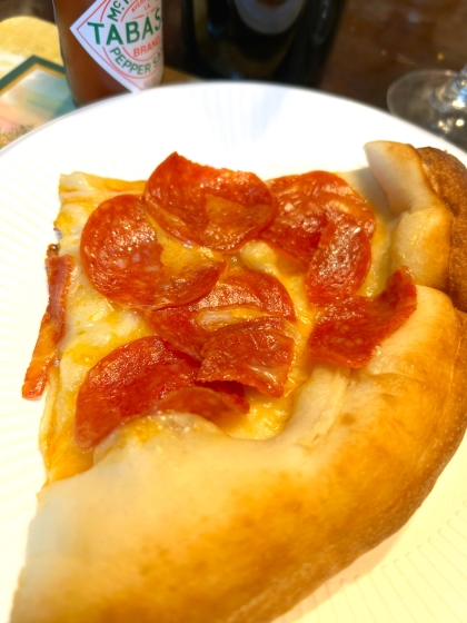 家人が一昨日買ってきた、OKストアの超安釜焼きカットピザ！それでもパリッと縁もフカフカ、これは凄いぞー、感激です♪教えてくださり有難うございます(^^)♡