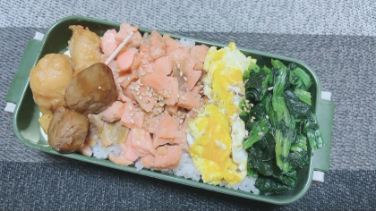 さけフレーク、小松菜、いり卵の三色丼