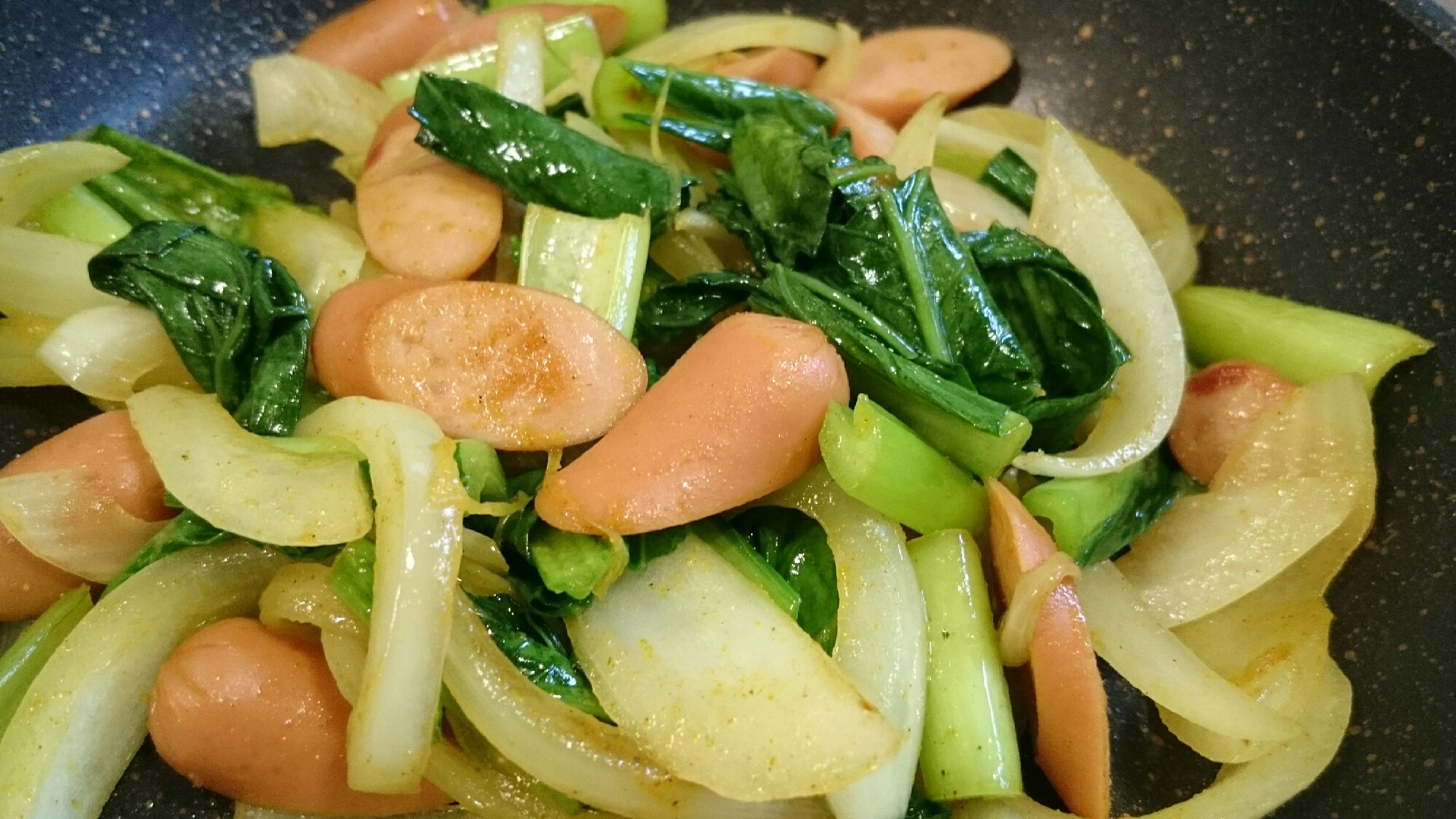 小松菜とウィンナーのカレー風味炒め