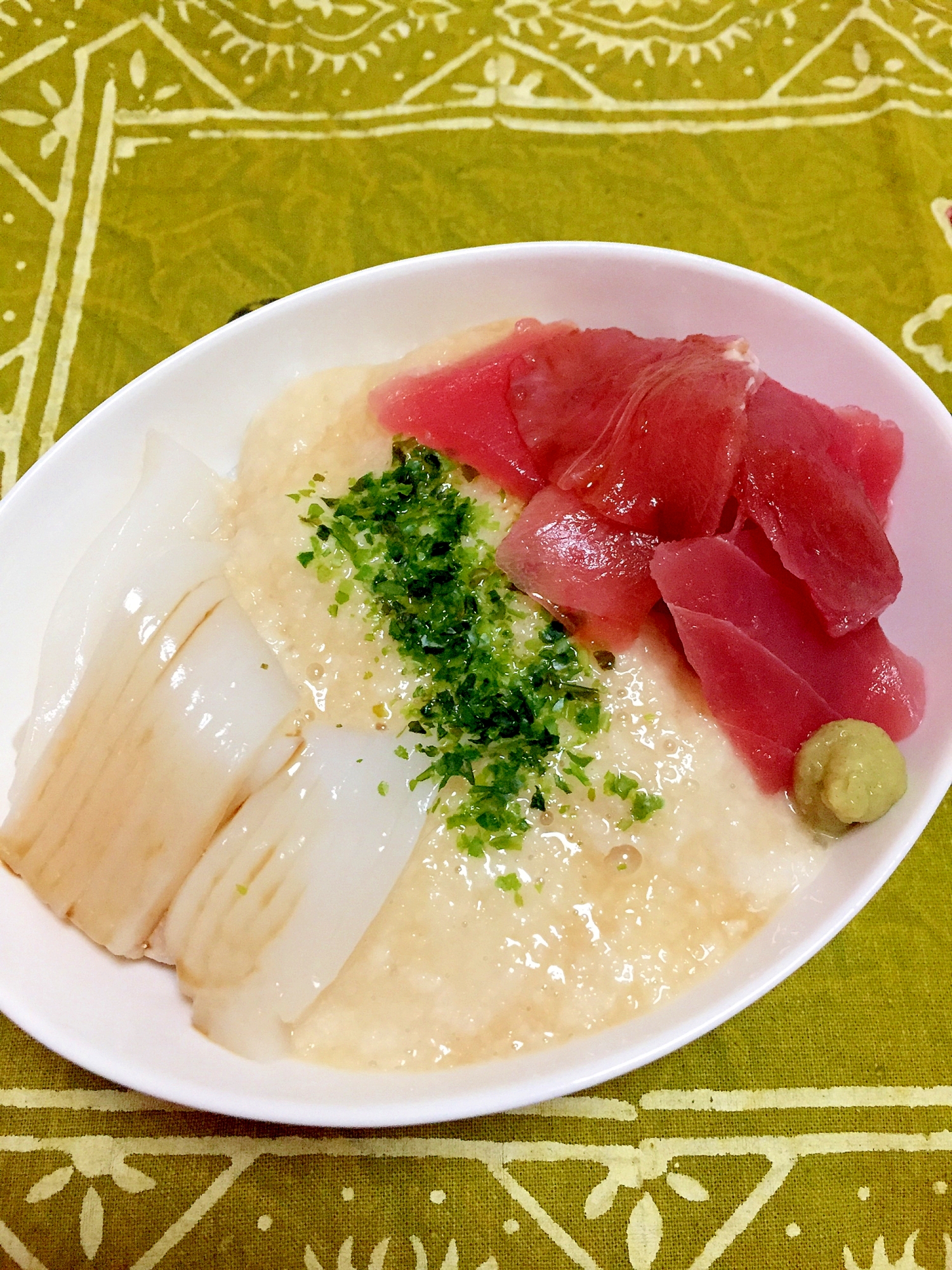 酢飯で イカとマグロとトロロの丼♪