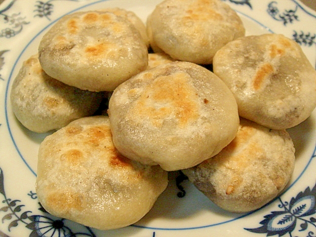 余った餃子の皮で胡麻入り団子