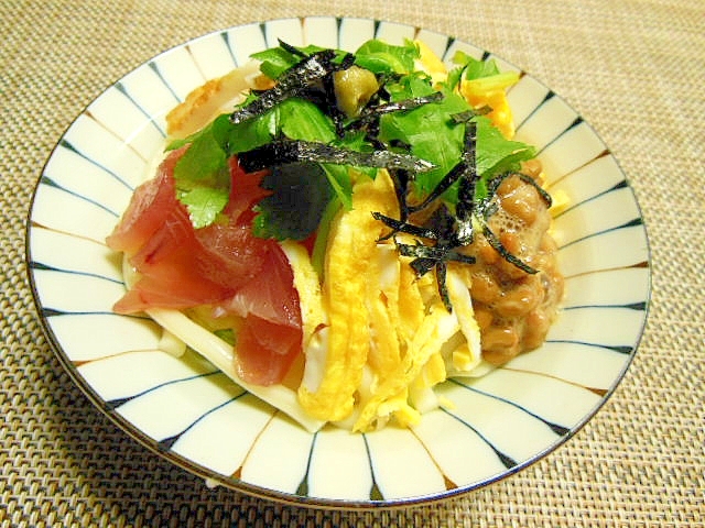 冷やして美味♡マグロ納豆と薄焼き卵のわさポンうどん