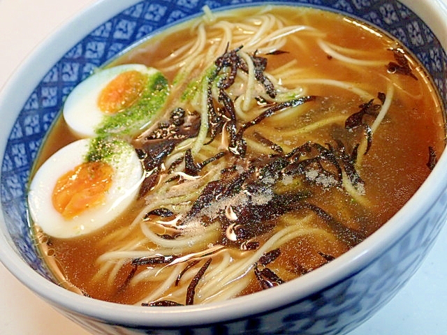 ゆで卵と伊勢ひじきの味噌ラーメン