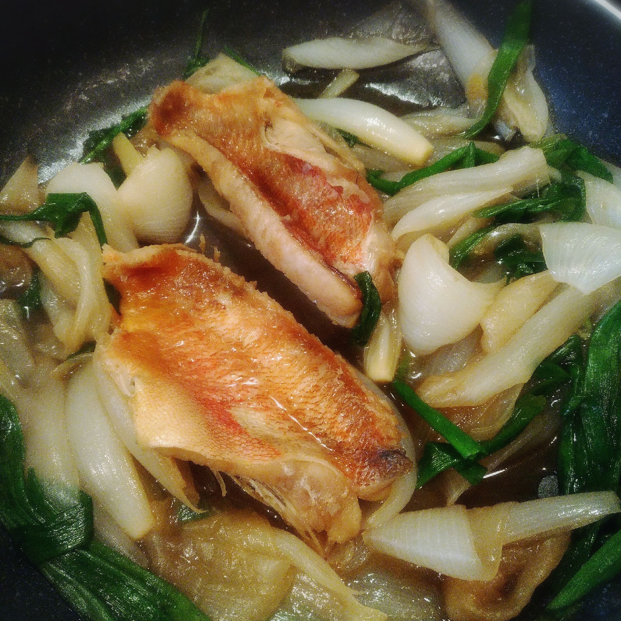 赤魚と玉葱と青ネギの甘辛煮