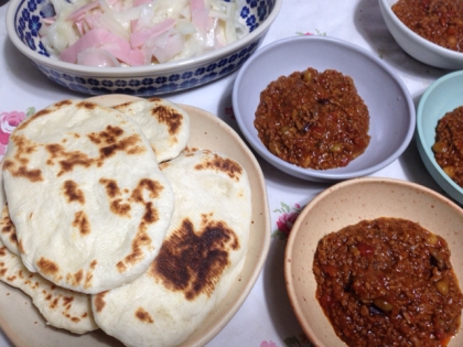 キーマカレーを作ったら、息子に給食もカレーだったと言われ、急遽ナンを焼いてみました。お手軽でとっても美味しかったです。キーマカレーの時は必ず作ります。