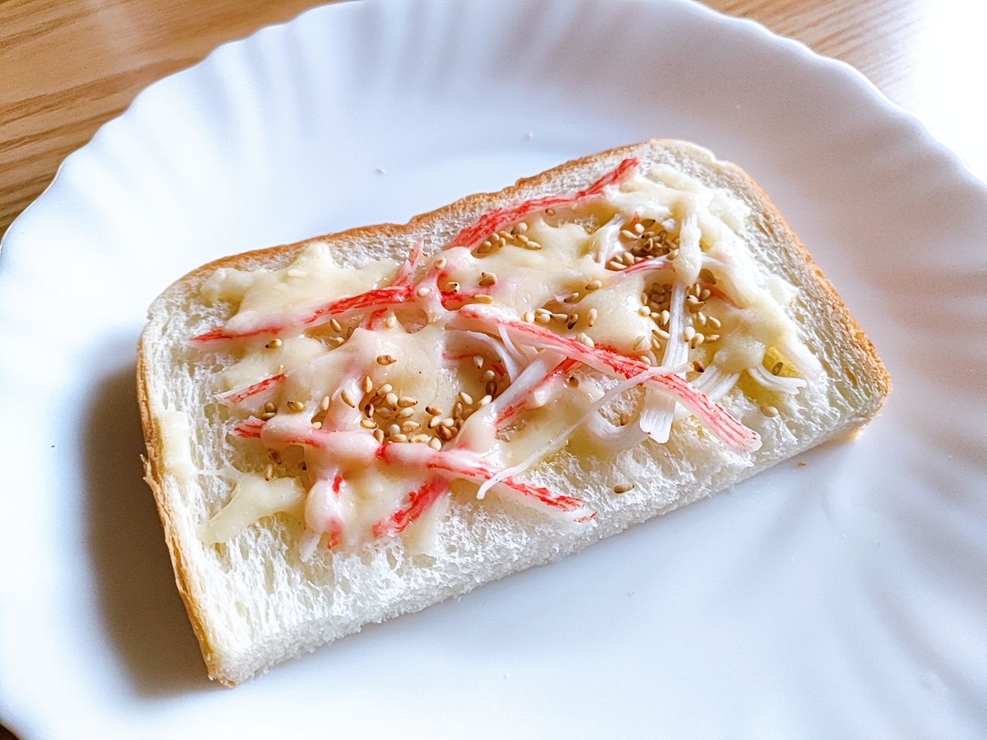 カニカマとごまのチーズトースト