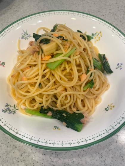 フライパン一つで簡単♪鮭缶と小松菜のトマトパスタ