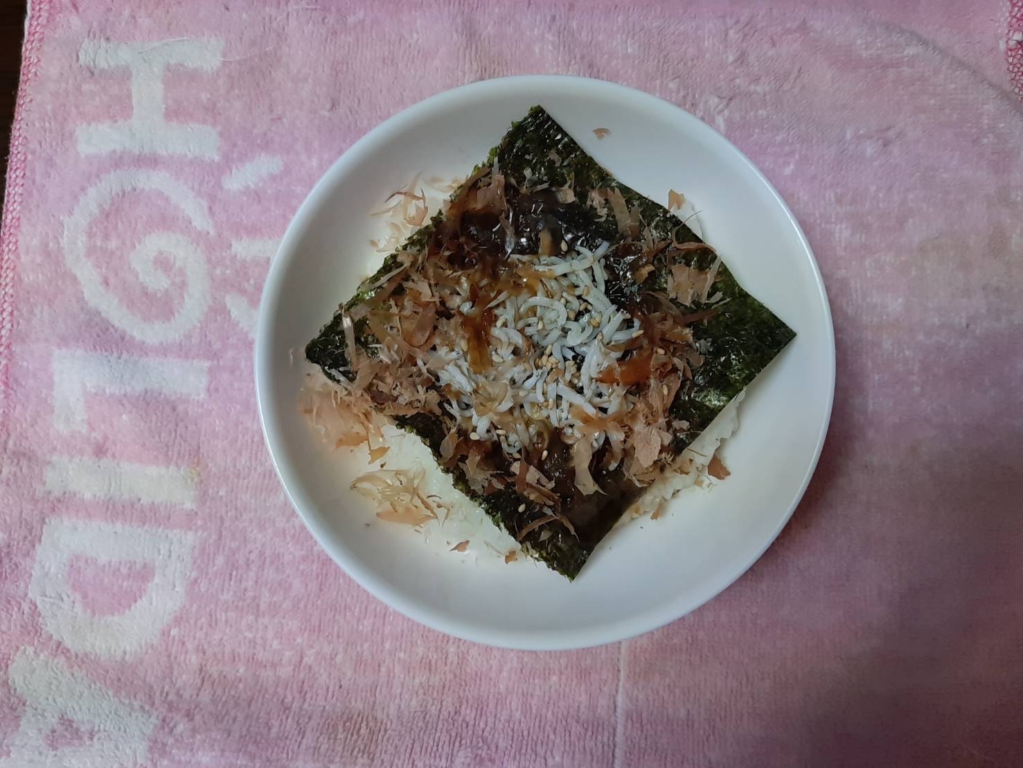 海苔をのせたしらす丼