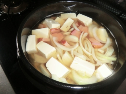 簡単！豆腐とベーコンのコンソメスープうどん