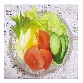 野菜サラダ（トマト・セロリ・黄パプリカetc..）