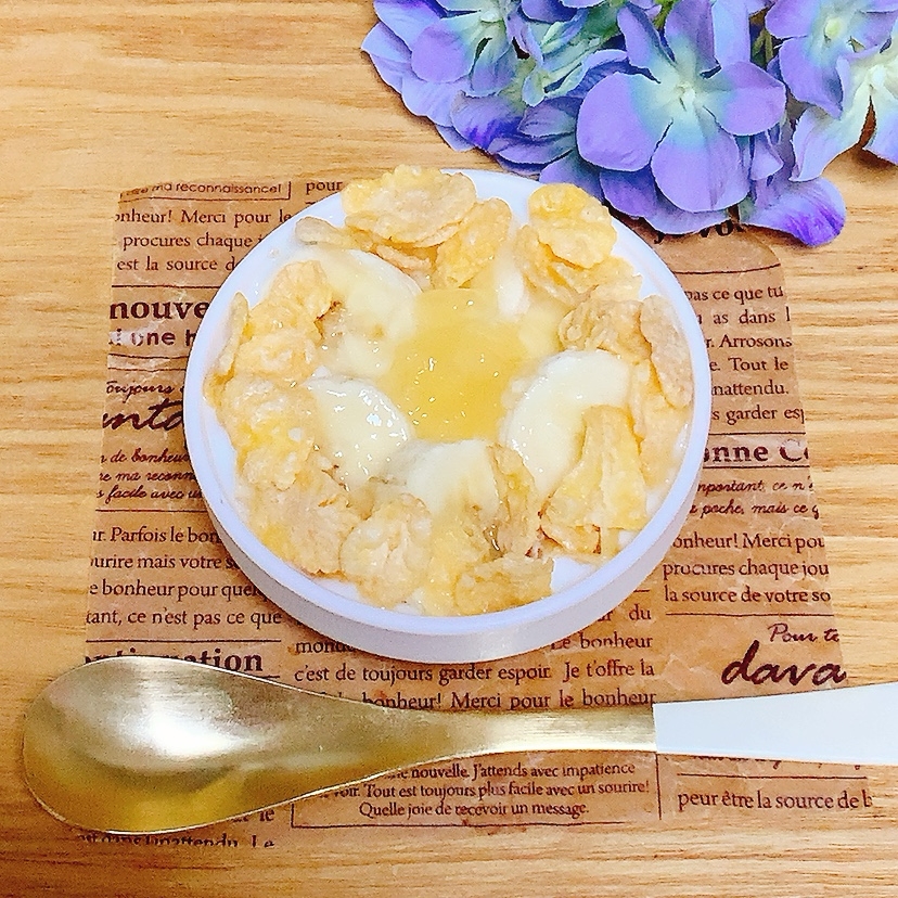 バナナジャムグラノーラꕤ華やかヨーグルト