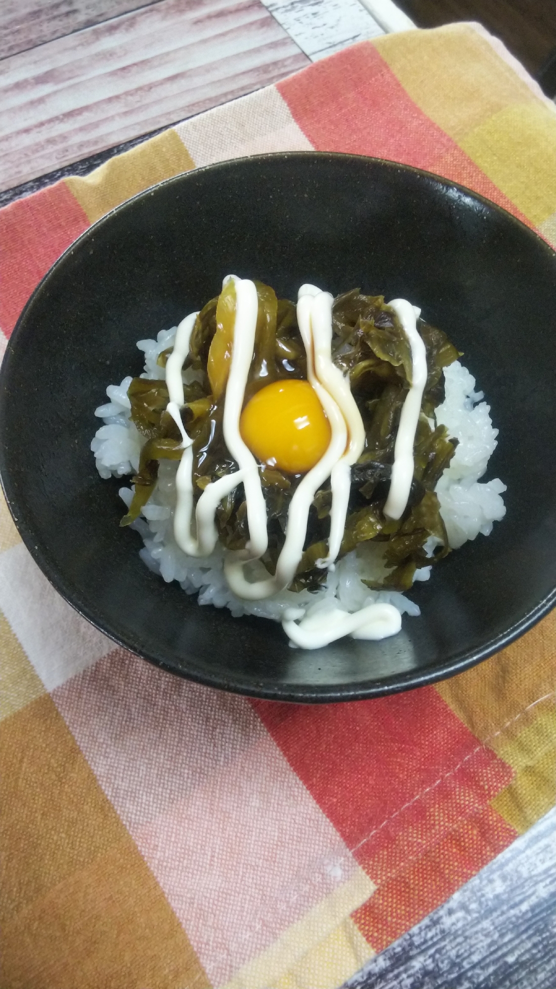 簡単☆高菜漬けのせ卵マヨご飯