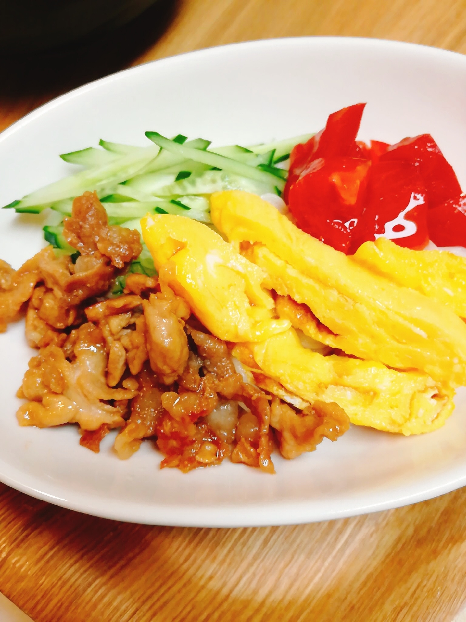 甘辛豚肉が食欲をそそる★肉野菜のっけそうめん