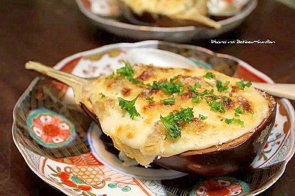 丸皿に盛り付けた米なすのホワイトソースグラタン