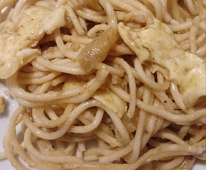 鍋に少しだけ残ったカレーが美味しいパスタになりました。私の一人お昼ご飯にしました。