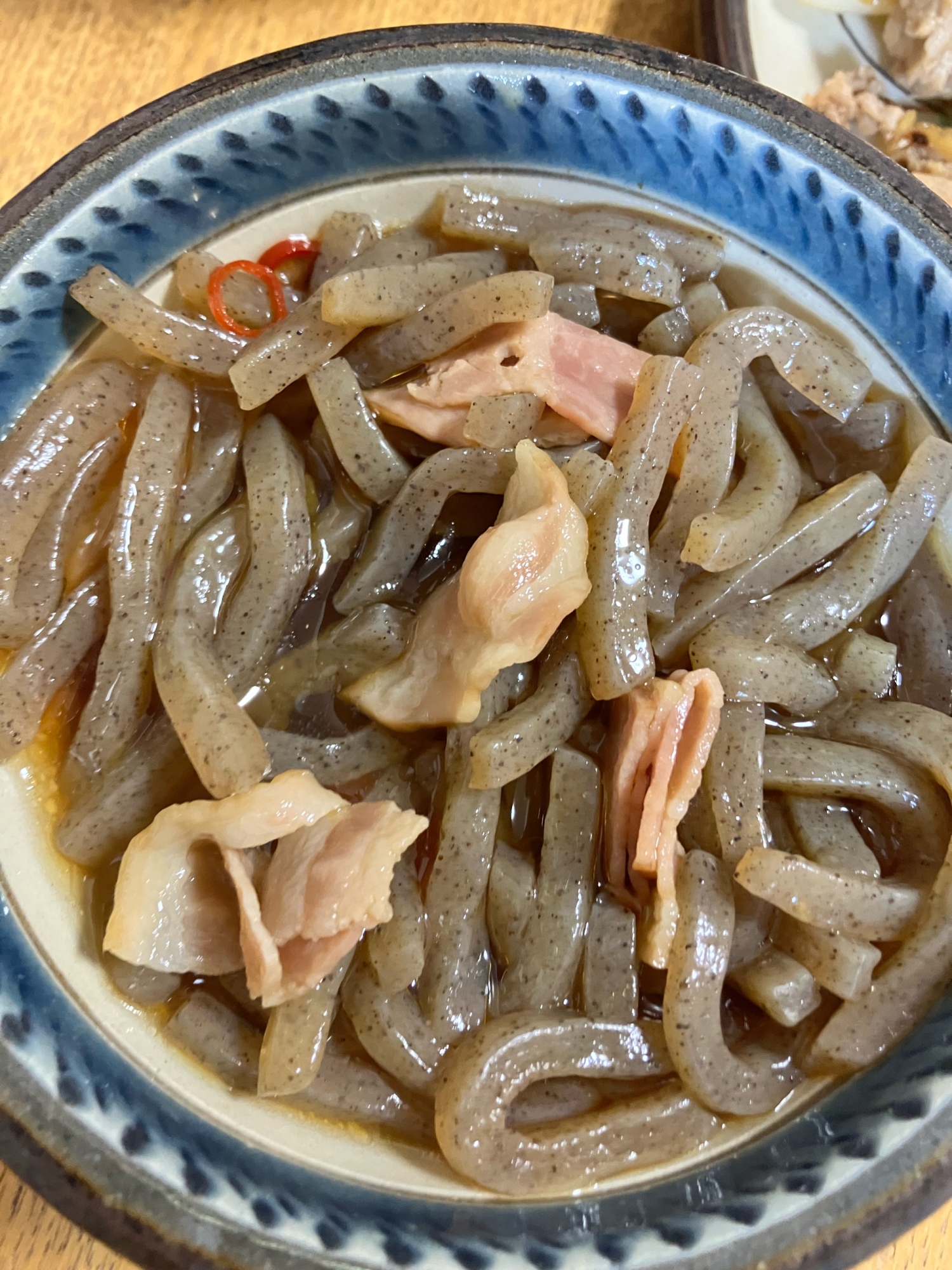 つきこんにゃくとベーコンの煮物