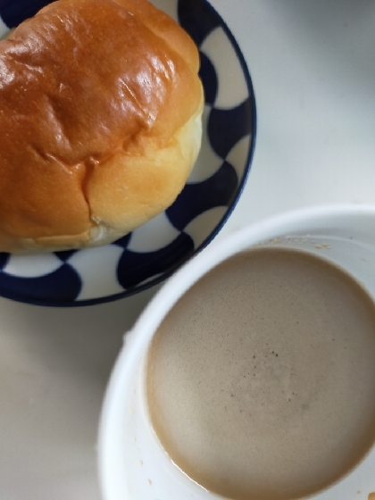 とらねこのぱせりさん◎こんばんは♪こちら本日の朝ご飯に☆甘いコーヒーとロールパンでゆっくりまったりできました(*^^*)