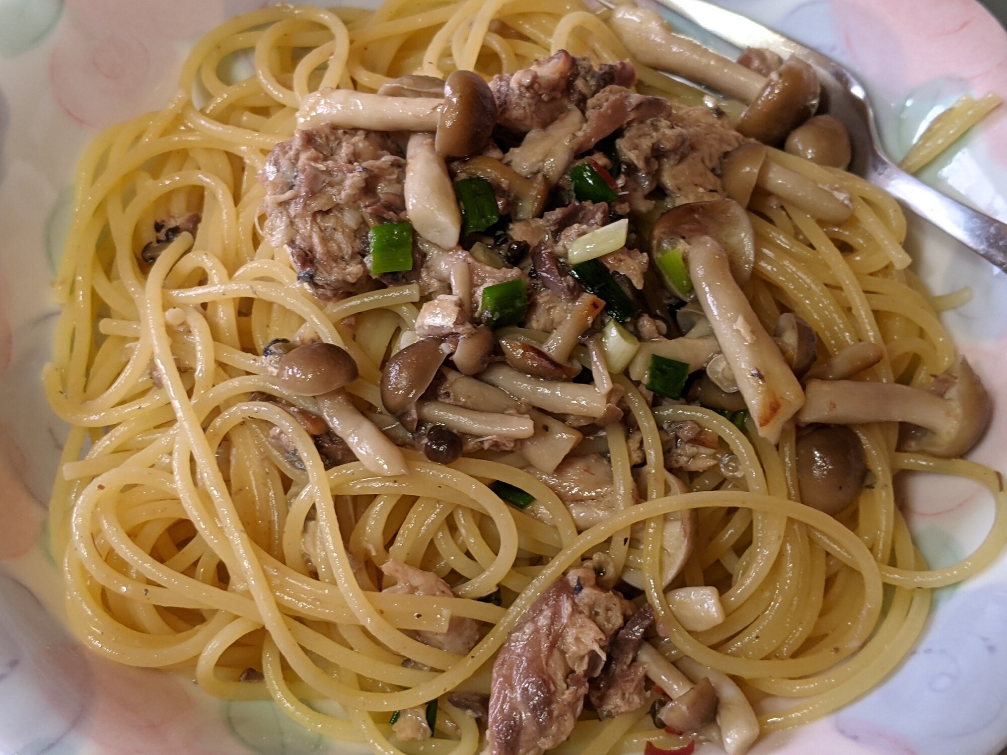 鯖缶とぶなしめじのスパゲッティ レシピ・作り方 by ナッツ