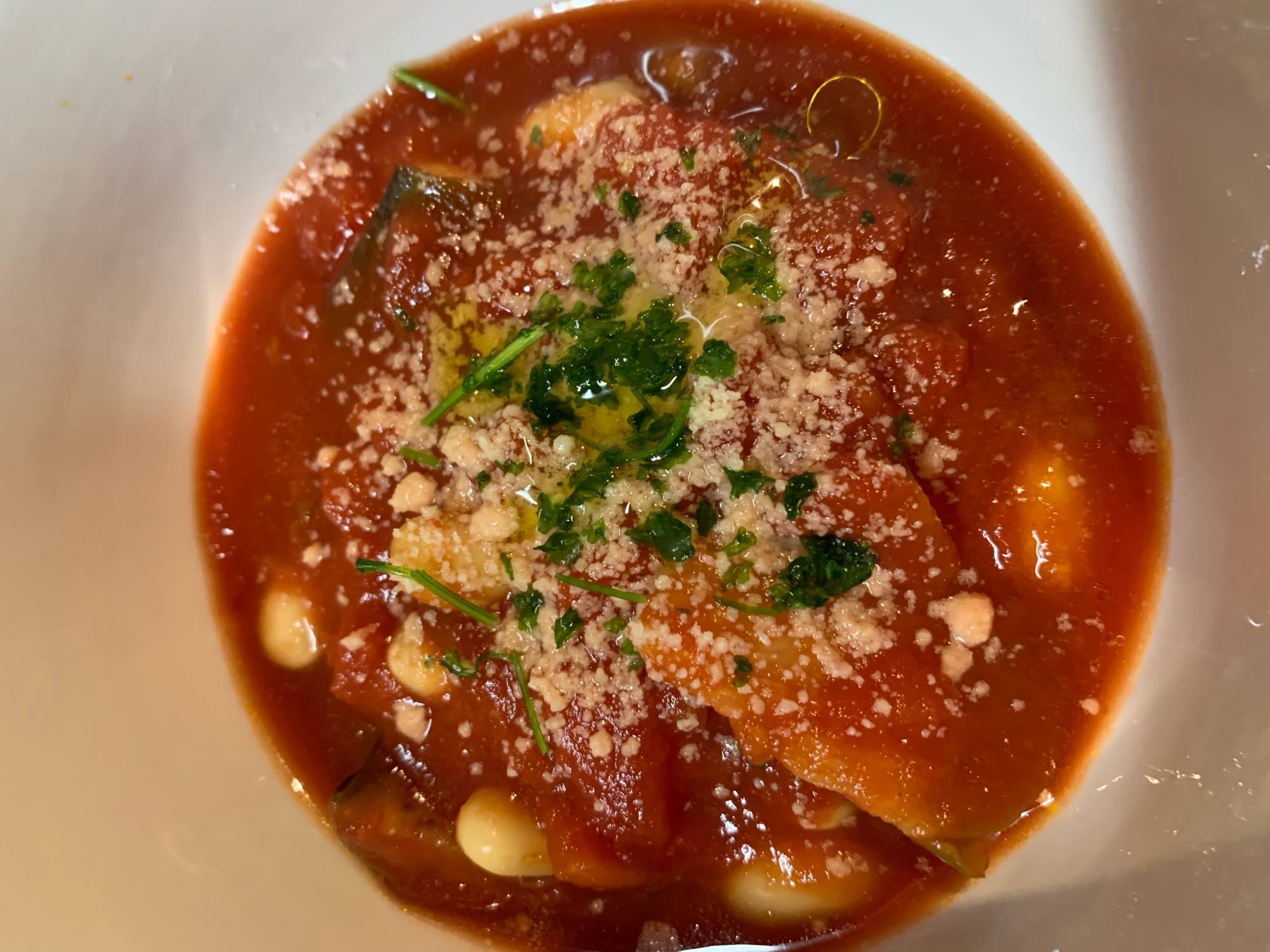 茄子と大豆入りのトマトスープ