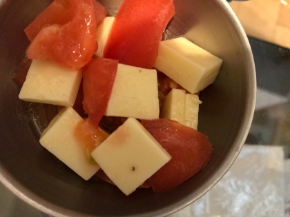 切って切って混ぜる★フルーツトマトの簡単カプレーゼ