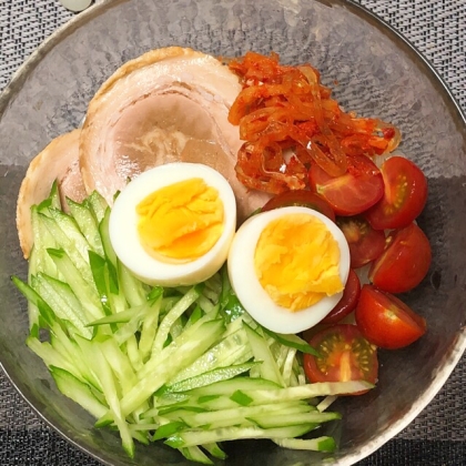 焼肉やさんの冷麺みたいで美味しかったです！
具を乗せすぎたので写真ではなんだか分からなくなってしまいました笑
普通の冷麺より好きかも！
ありがとうございます！