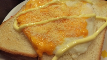 パルメザンチーズと卵のトースト