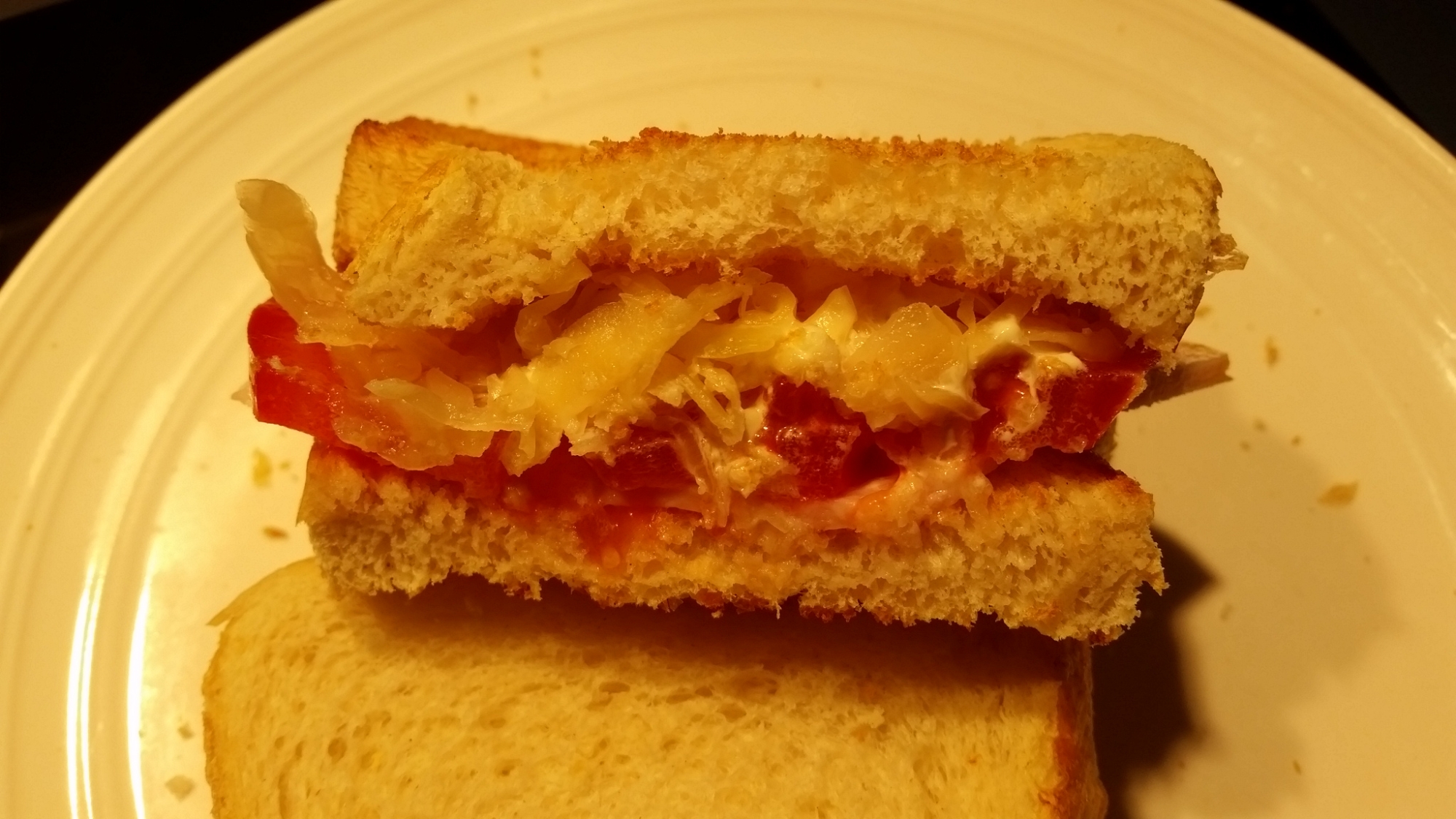 トマトとザワークラウトのサンドイッチ