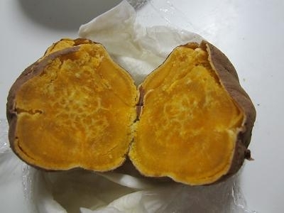 今回は安納芋で作ってみました（*^_^*）
　あま～くて、おいしかったです！！手軽にできて、おいしいので、２歳の息子にも大好評のお芋さんです！！