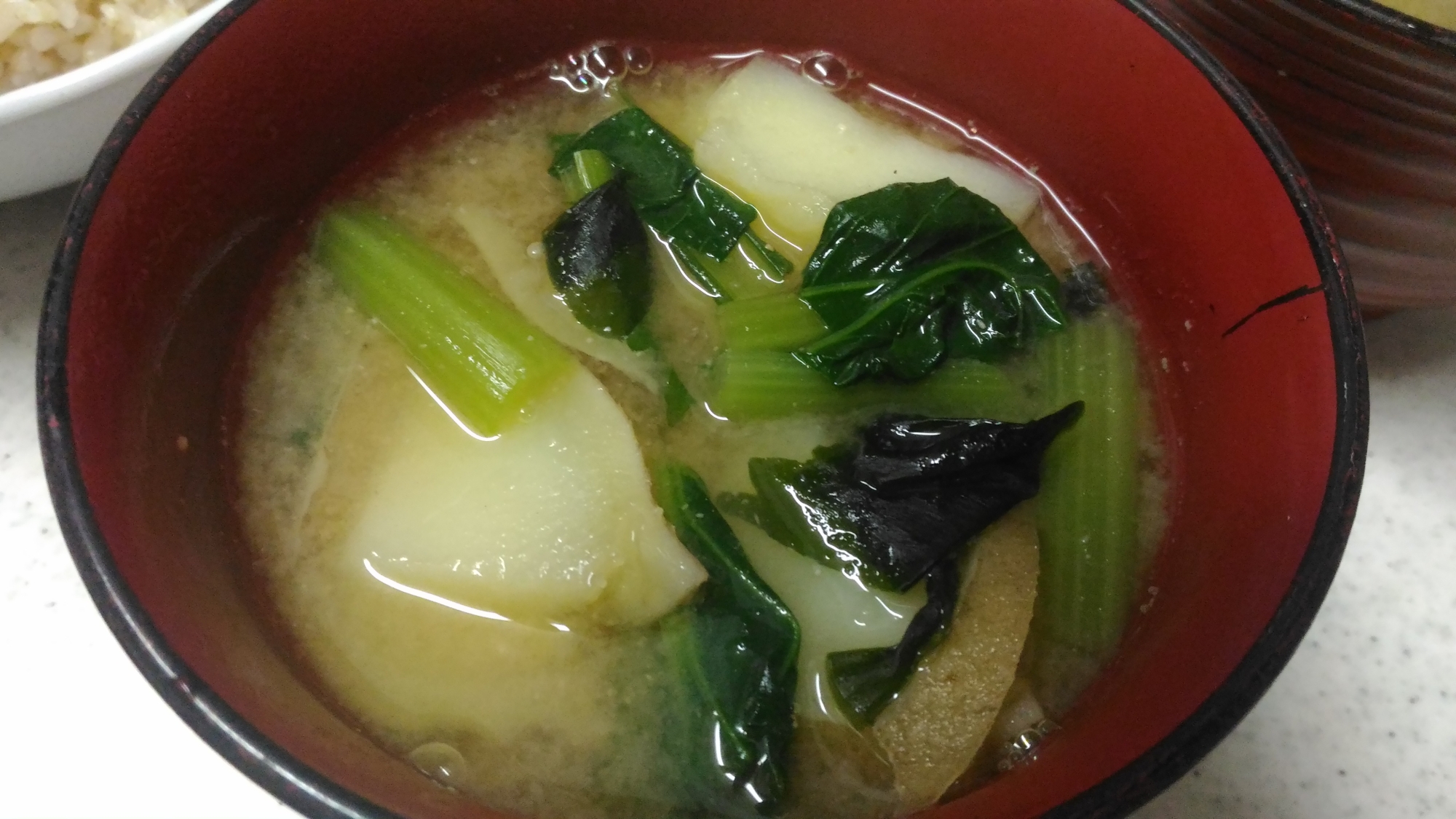 小松菜とじゃがいも、ワカメの味噌汁