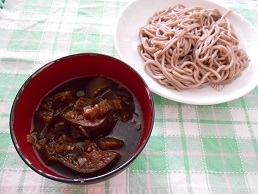 こんにちは♪私のお昼におそばでいただいたょ！茄子がとろんと美味しかった❤煮込み過ぎたかな、茄子真っ黒（笑）最近暑さもマシになってきたね！ごちそうさま(^^)