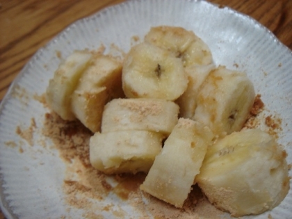 くず餅を食べた後にきなこがいっぱい残ったのでバナナをIN！
熟したバナナで甘くておいしいデザートになりました。^^
ご馳走様☆
