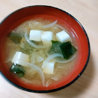 豆腐とわかめのお味噌汁、玉ねぎの甘みも美味しかったです(*^-^*)